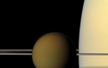 土星最大的卫星是土卫六,土卫六上面可以看到土星吗