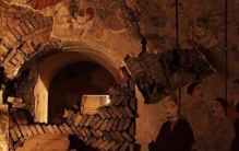 村民报警说家中闹鬼,意外挖出价值连城的壁画,部门送锦旗以此奖励