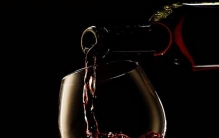 红酒保质期10年过期还能喝吗,红酒过了四年保质期还能喝吗