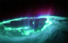电子与气体碰撞产生，上亿闪光重叠，地球是唯一存在极光的星球？