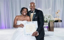 美新娘大婚之日向父亲展示处女证