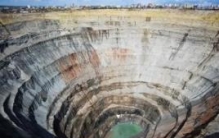 世界上最大的钻石坑：储藏万亿克拉钻石(直径达56公里)