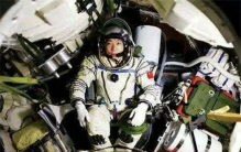 为什么杨利伟上太空时，要带上手枪呢？曾有过惨痛教训！