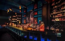 女子深夜醉酒瘫坐家门口遭陌生男子搂抱毫无反抗趁机偷走女子手机我手机太卡了