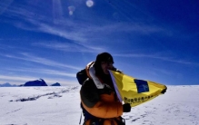 一小伙爬上最高的山打破世界纪录「81岁老人征服世界上最高峰」