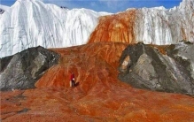 世界上最恐怖的瀑布 血瀑布（不断流出红色液体）