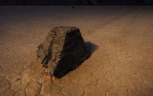 死亡谷的石头为什么会移动,死亡谷为什么石头会自己动