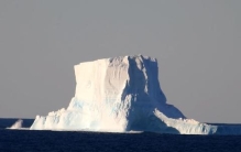 世界最大冰山正快速移动