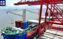 世界最大的冰级多用途纸浆船在苏州港首航