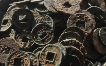 林冲买刀用一千贯，知县赏武松一千贯，一千贯相当于现在多少钱？