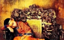 熊孩子贪玩爬龙椅，赵匡胤：好玩吗？孩子6字回应，后来成功继位