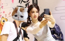 又一个女主播换衣服时忘记关摄像头意外走光导致直播间彻底被封