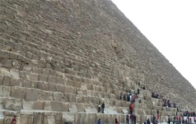 金字塔内发现20厘米通道，科学家放置探测机器人，发现铜环石门！