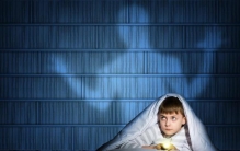 小孩子害怕鬼不敢一个人睡,男孩怕黑不敢独自睡觉怎么办