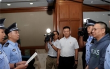 “绿帽”贪官许超凡 携4.8亿赃款出国 妻子和老外生下3子