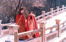 下雪一定要穿羽绒服吗,穿羽绒服的小姐姐