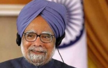 世界上最小的木雕公共汽车:仅一个拇指大(挂印巴国旗)