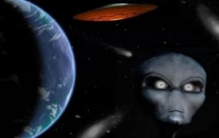 隐藏在人类的外星人，它正在某个角落看着你