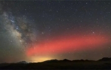 马斯克怎么办？猎鹰火箭把地球电离层击穿一个洞，上演血色光芒