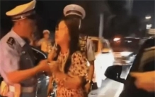 女司机醉驾拖行女子两公里 还想逃避制裁（罪恶行经）