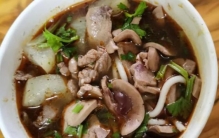 武汉24小时营业的破烂小面馆生烫加卤菜20元晚上客人比白天多