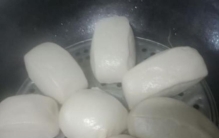 蒸馒头开锅时为啥有些馒头缩了,馒头回缩成死面是什么原因呢