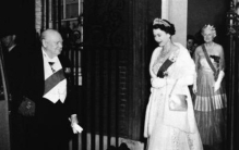 英国女王和英国首相哪个权力大,英国女王与首相的职权