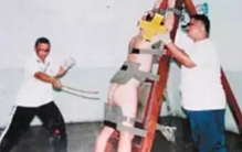 让身体留下永远的印记1994年6月9日美国少年费尔在新加坡受鞭刑