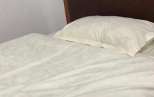 床单为什么会变黄？荧光剂变弱，汗液体脂累积(盐水去黄)