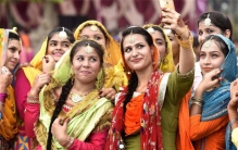 印度低种姓一直都被高种姓压迫 人数那么多 怎么没人想着推翻