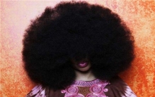 世界上最大的爆炸头 看起来就像是一个黑球（直径90cm）