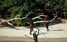 最后一个原始部落 5万年来不与外界接触 登岛的人都被乱箭射死