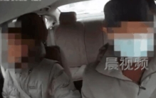 车上有嫌疑犯女公交车司机假装打电话,警察遇到的奇怪的事