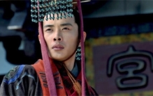 他是一位皇帝，却终生没有一点权力，过得不如平民