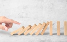 多米诺骨牌效应是什么意思？连锁反应有多可怕