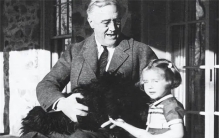 铁桶人：活着躺在棺材里，住进铁桶50年，停电意味着生命终结