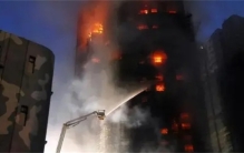 高层建筑发生火灾，后果有多严重？究竟该往上跑还是往下跑？