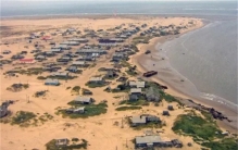 北极圈的沙漠小镇：晚上不能关门 从屋顶出入房间 靠救济金生活