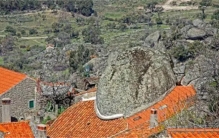 住在石头里的人：中世纪村庄 房屋建在石缝中 洞房夜放无脸娃娃