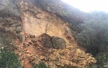 湖北宜昌突发山体岩石崩塌致7死 被砸中车上人员遇难
