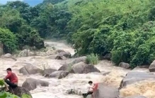 广西上林突发山洪 游客慌忙逃离 游客幸无伤亡