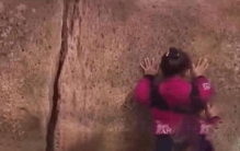 2014年安徽景点突发怪事7岁女孩推动32吨巨石难道天生神力