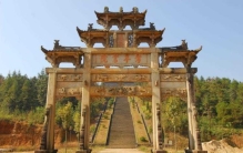 千年古树里藏着一尊佛头,中国千年树洞里的佛像