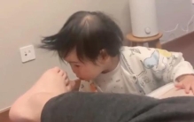 浙江一萌娃好奇闻爸爸脚丫下一秒当场干呕不止惹爆笑有点上头