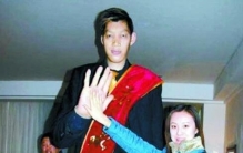 世界第一高人王峰军，真实身高2.33米(谎报2.55米)