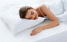 睡觉把手举过头顶 是不是一种好姿势（睡眠姿势）