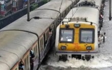 一列车暴雨夜神秘失踪，找到后车上多出300名乘客？