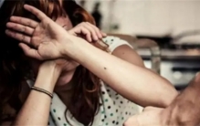 变态男人骑摩托拖行女儿 结局让人解气（家庭暴力）