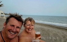 海外奇闻：英国一对夫妇热衷裸体旅行和生活！邻居们已经习以为常