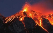 将十亿吨垃圾倒进火山，会发生怎么样的画面？看完才知道真危险